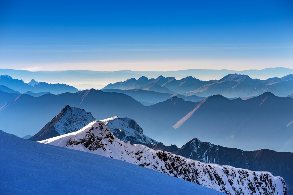 Scenic view of mountains from a mountain top in New Zealand, showcasing must-do activities in the country.